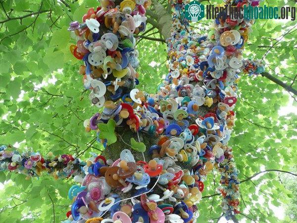 Người Đan Mạch treo núm vú giả lên cây