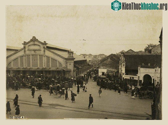 Phố Hàng Khoai nằm bên hông chợ Đồng Xuân, khoảng thập niên 1920-1930.