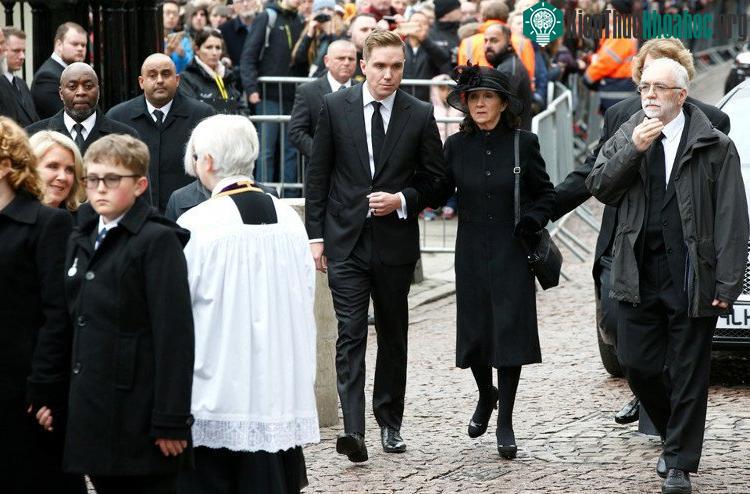 Trong ảnh, Jane Hawking, người vợ đầu của Hawking, và con trai Timothy có mặt tại tang lễ.