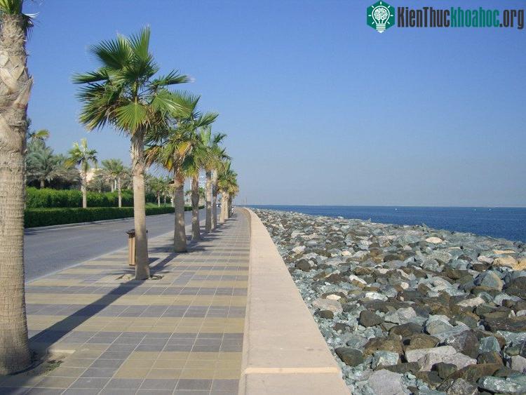 Đê chắn sóng sẽ bảo vệ hòn đảo khỏi những cơn bão và thời tiết khắc nghiệt.