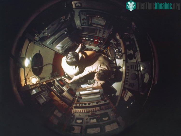 Đại úy Hải quân Mỹ Don Walsh và Jacques Piccard