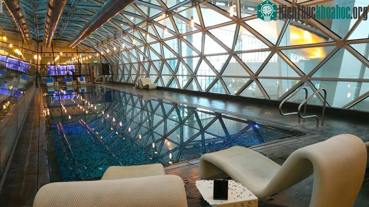 Sân bay còn có một hồ bơi dài 25m tuyệt đẹp nhìn ra sảnh khởi hành chính.