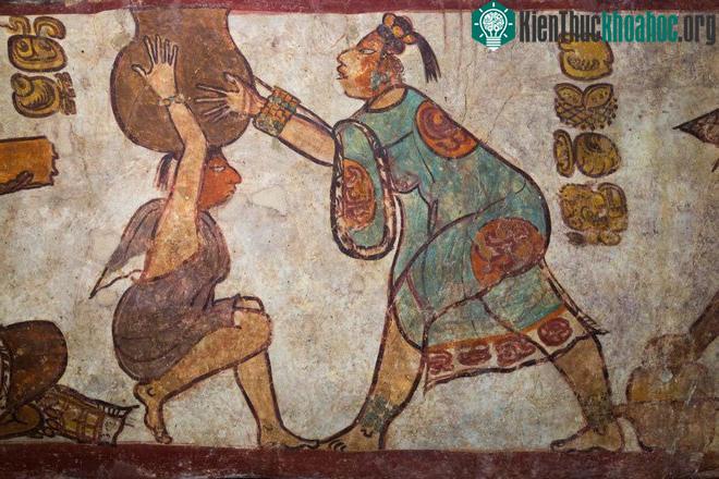 Một bức bích họa bên cạnh một kim tự tháp ở Calakmul