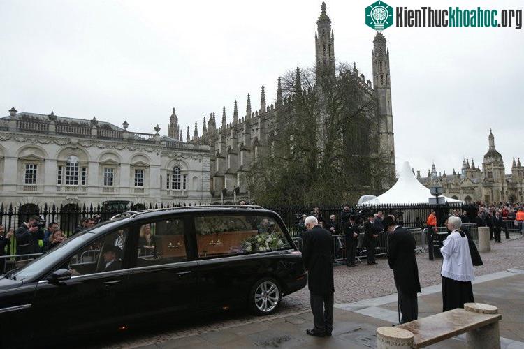 Lá cờ treo trên nhiều viện và trường thuộc Đại học Cambridge đã được treo thấp xuống để tưởng nhớ Hawking.