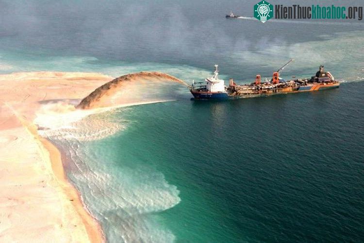 Bản thân các hòn đảo cọ được xây dựng bằng cát hút từ đáy biển.