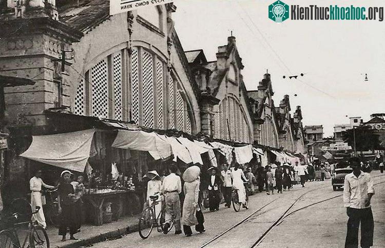 Toàn cảnh mặt trước chợ Đồng Xuân thập niên 1950.