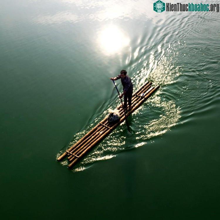 Mênh mang sông nước bình yên đến lạ kỳ.