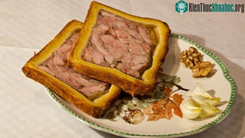 Cafe, các loại bánh, kem... là những món ăn được phục vụ cho bữa trưa của ông