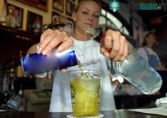 Các bạn trẻ thường thích pha rượu với nước tăng lực. (Ảnh: Telegraph).