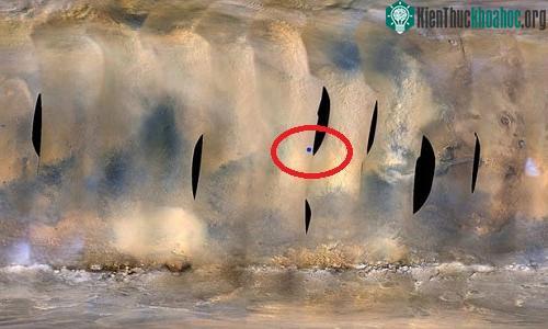 Chấm xanh trong vòng tròn là vị trí của robot Opportunity trong cơn bão bụi. (Ảnh: NASA).