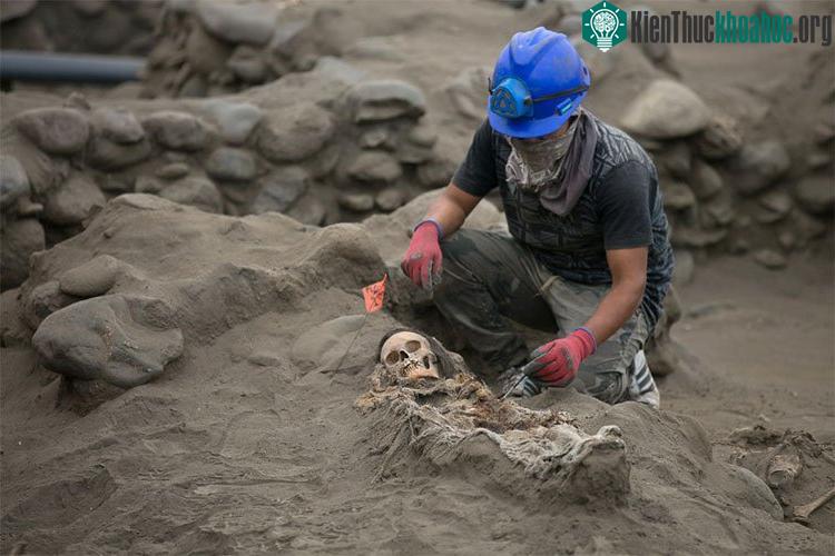Những hài cốt bọc trong vải - (ảnh: REUTERS).