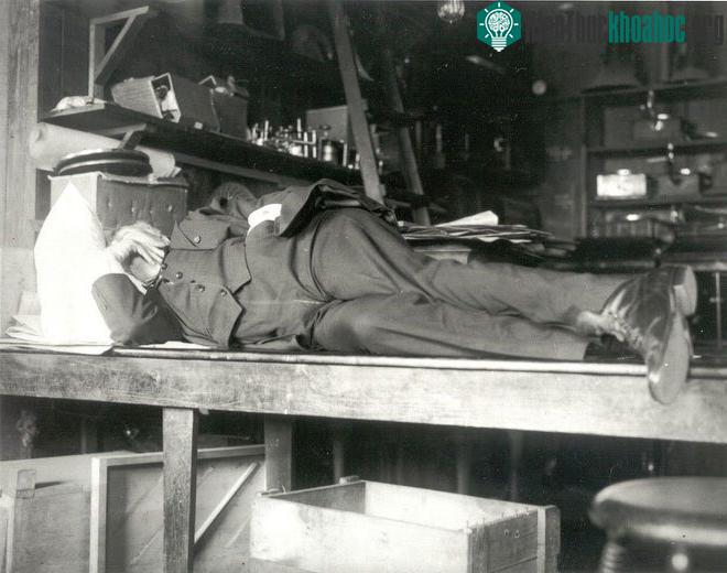Thomas Edison ngủ trên ghế trong phòng thí nghiệm vào năm 1911.