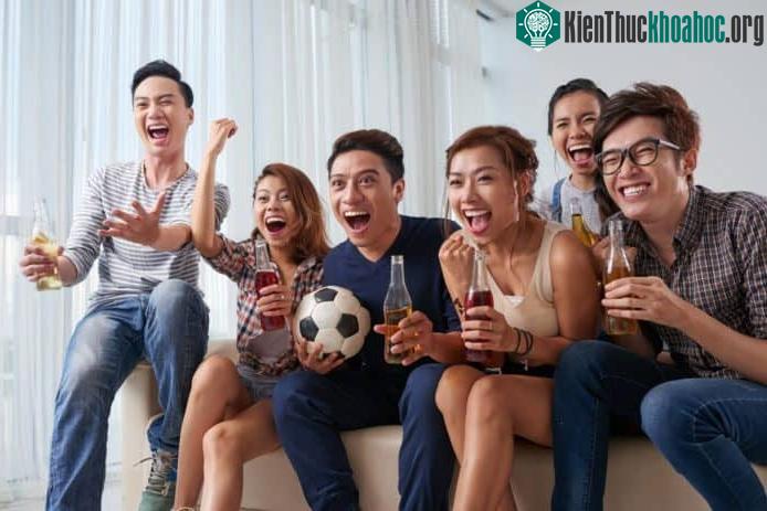 Hãy chỉ dùng một tách cà phê vừa phải để tránh mất ngủ sau trận đấu kết thúc. (Ảnh: Iprice).