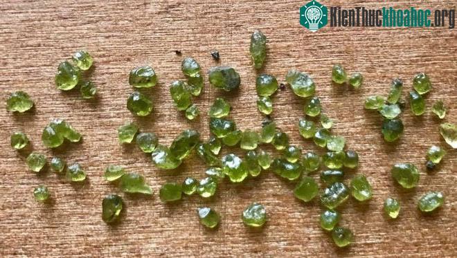 Tinh thể màu xanh lá có tên là olivine.