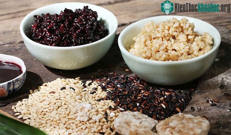 Tết Đoan Ngọ mọi người thường ăn cơm rượu để không cho những ký sinh trùng trong người phát triển.