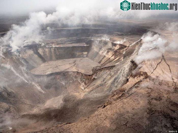 Miệng núi lửa Halemaumau có thể sâu đến 300m - (Ảnh: USGS).