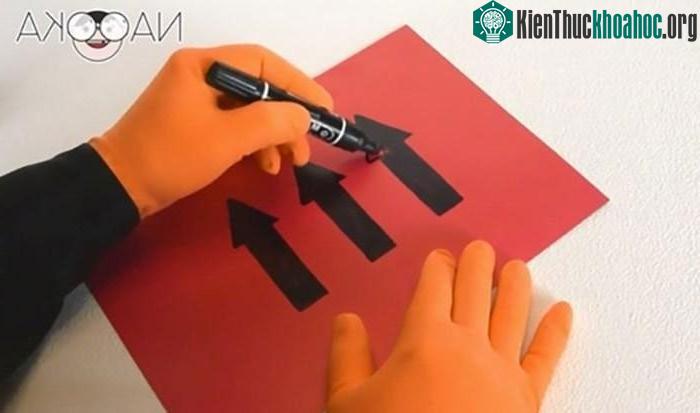 Những mũi tên vẽ bằng mực đen sẽ tự động đổi chiều khi bạn nhìn chúng qua một ly nước.