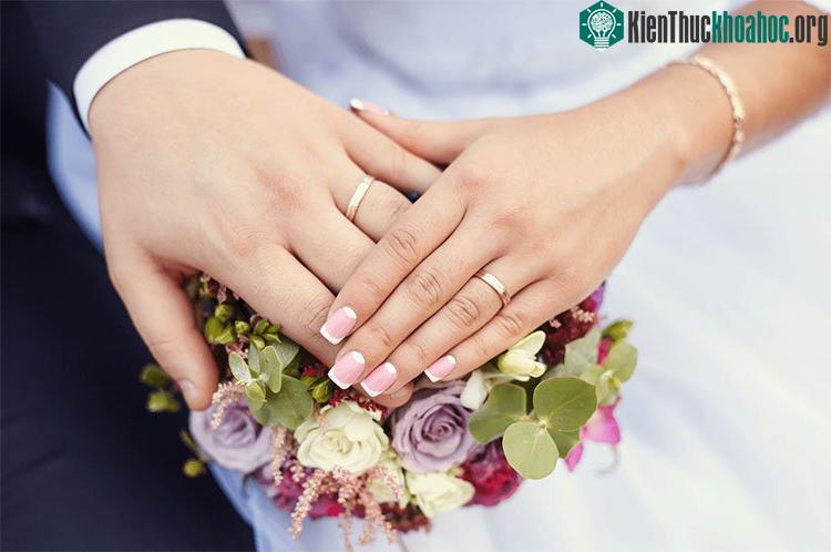 Mối quan hệ hôn nhân giúp giảm đáng kể nguy cơ mắc cả hai loại bệnh tim mạch và đột quỵ.