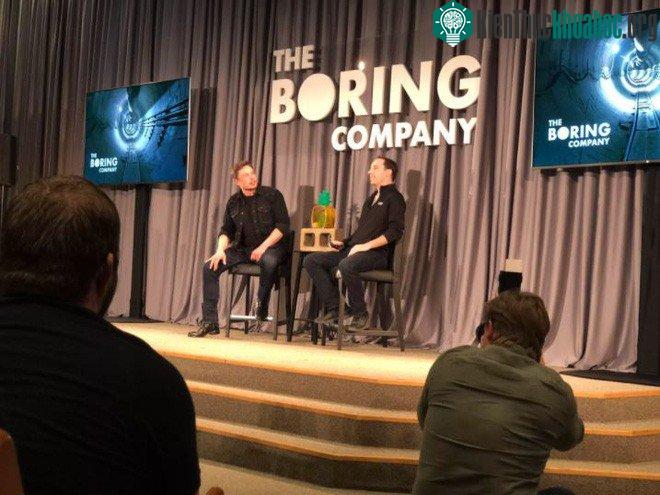 Elon Musk (trái) cùng Steve Davis chia sẻ về dự án đường hầm dưới thành phố Los Angeles.