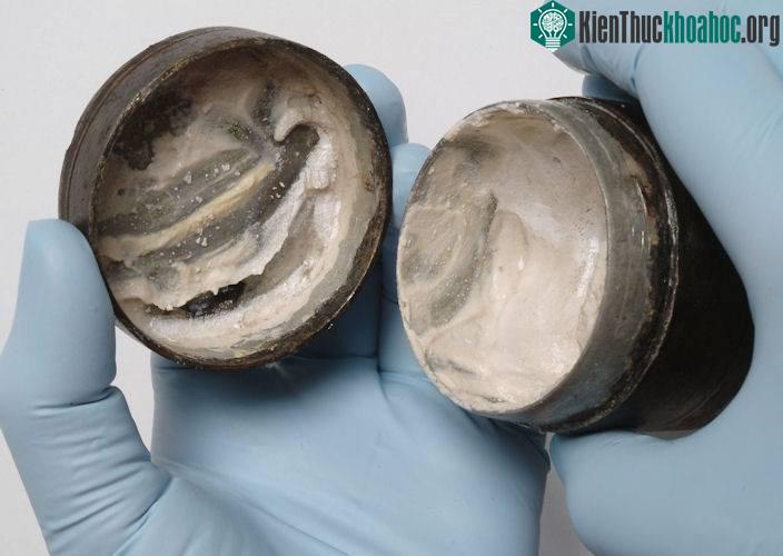 Hộp kem dưỡng có nguyên liệu chính là chất béo động vật. (Ảnh: Nature).