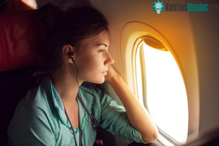 Có một số người khóc như mưa mỗi khi phải ngồi trên máy bay. (Ảnh minh họa).