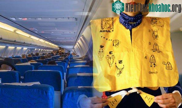Áo cứu hộ trên máy bay.
