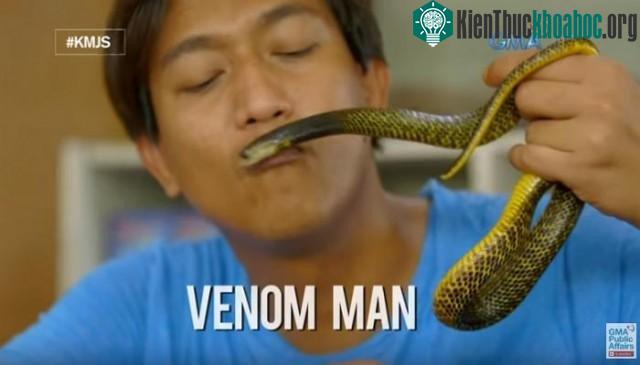 Kỳ lạ người đàn ông cho rắn độc cắn đều đặn hàng tuần ảnh 0