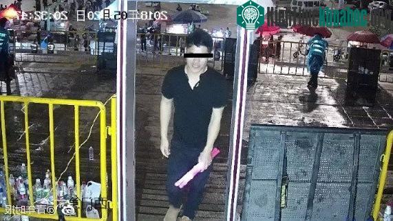 Tội phạm bị phát hiện tại khu kiểm tra an ninh vào sân vận động. (Ảnh: SCMP).