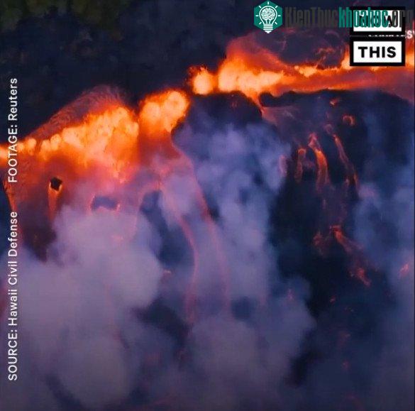 Dung nham núi lửa Kilauea chảy xuống biển.