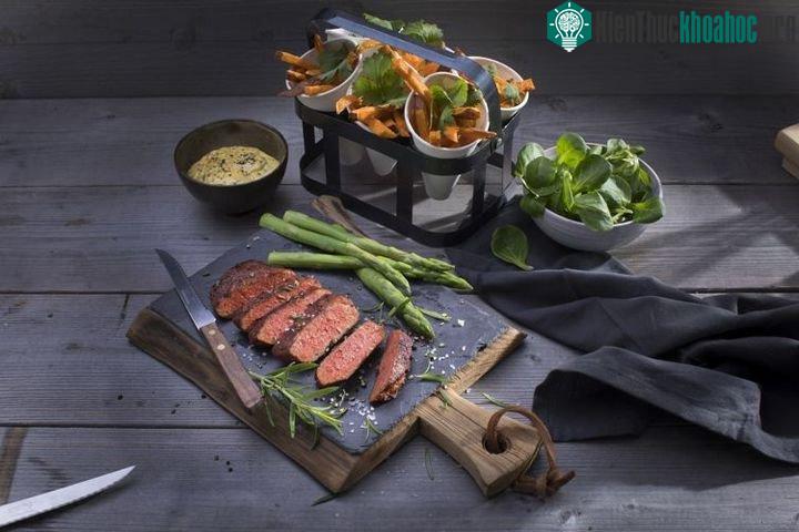 Sản phẩm bò bít tết này được làm từ đậu nành và lúa mì.