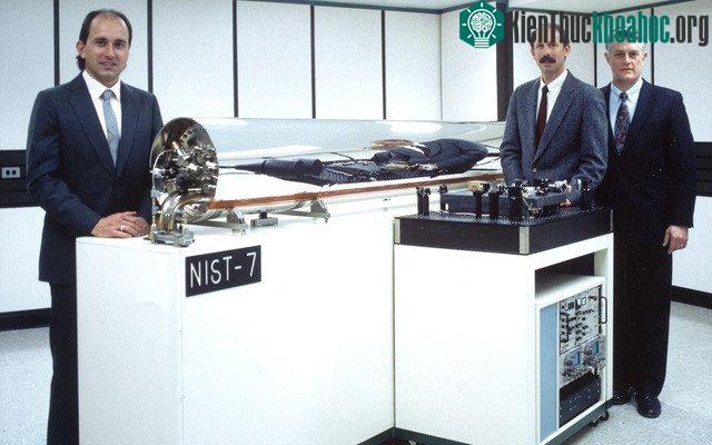 Các nhà nghiên cứu bên cạnh đồng hồ nguyên tử Cesium mã NIST-7. Được đặt tại Gaithersburg, bang Maryland, chiếc đồng hồ này chịu trách nhiệm đo đếm thời gian ở Mỹ từ năm 1993 đến năm 1999, nhưng sa...