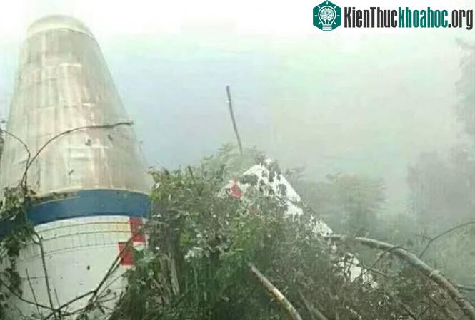 Vật thể hình chóp được phát hiện trên ngọn cây ở làng Võ Xương, Tứ Xuyên.