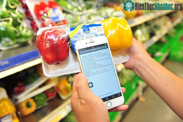 Doanh nghiệp cung cấp đầy đủ thông tin sản phẩm lên mã vạch sẽ giúp người tiêu dùng dễ truy xuất nguồn gốc sản phẩm. (Ảnh: CHG).