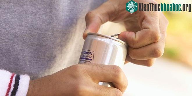 Nước tăng lực được bày bán và sử dụng rộng rãi ở nhiều quốc gia. (Ảnh: Cosmopolitan).
