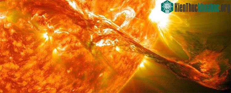Mặt trời có khối lượng khổng lồ, nhưng hố đen có thể lớn gấp cả tỉ lần.