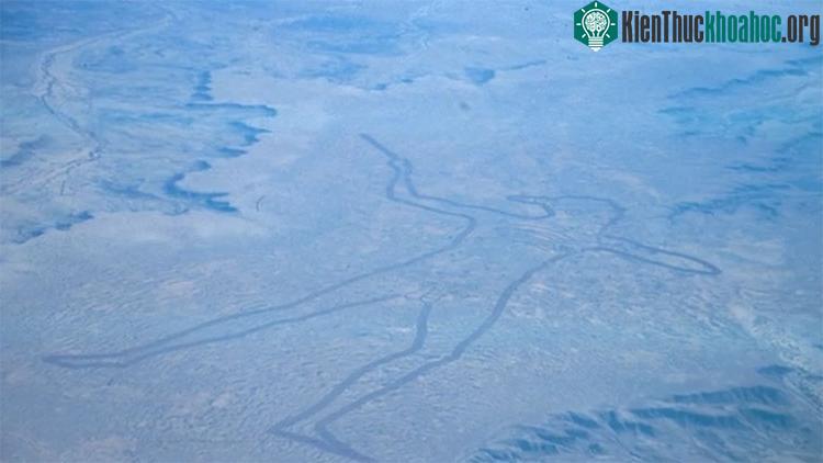 Hình vẽ Người Marree trên sa mạc Australia.