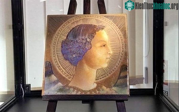 Bức họa Tổng lãnh thiên thần Gabriel được vẽ trên một viên ngói bằng gạch men màu nâu đỏ