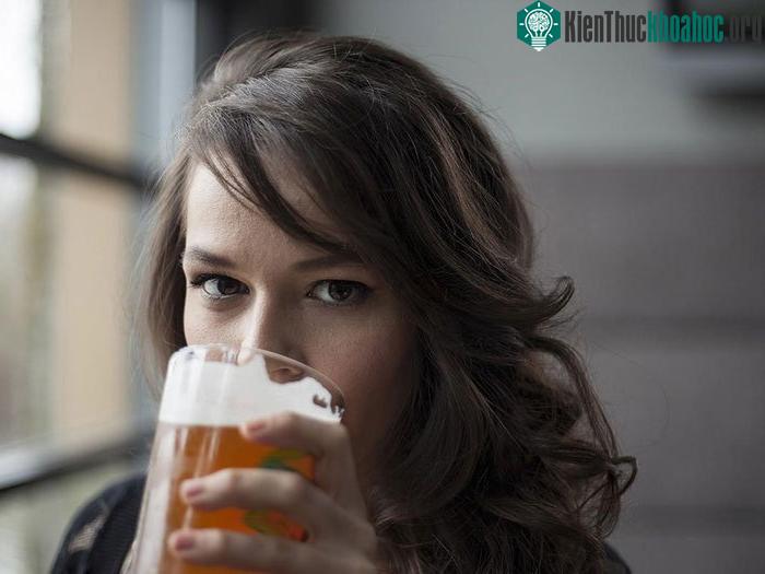 Ngày càng có nhiều chị em uống bia rượu