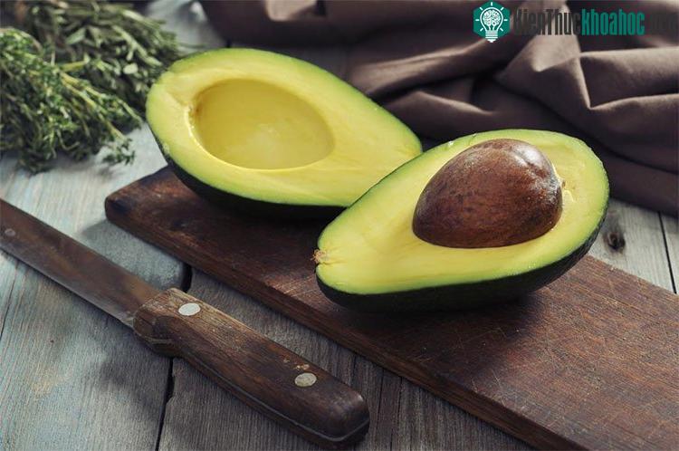 Bơ rất ngon lại bổ dưỡng, nhưng nó chín nhanh quá.