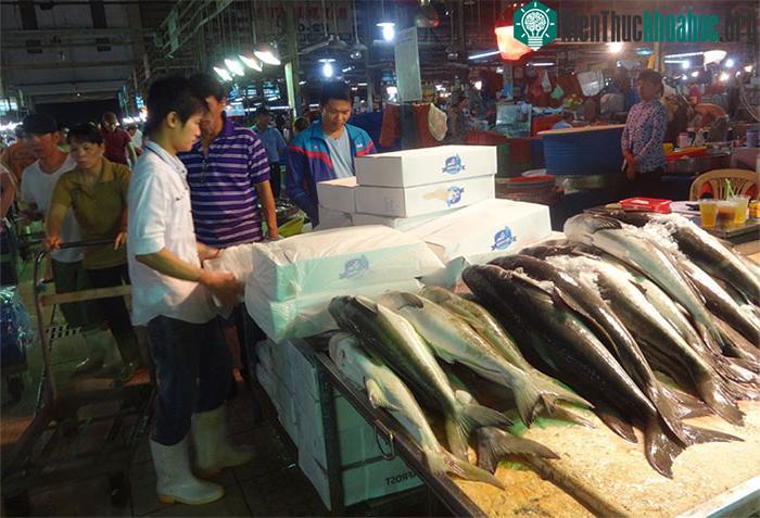 Cá biển bán lẻ tại nhiều chợ được ướp đá lạnh sơ sài.