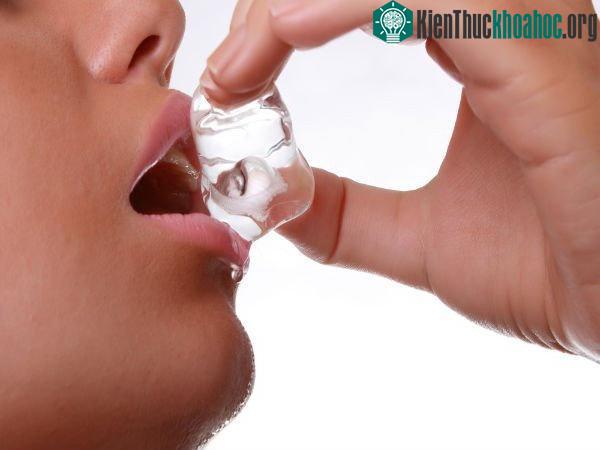 Khi chạm vào thứ gì đó cực lạnh như đá lạnh, que kem đông lạnh sẽ làm cho độ ẩm trên lưỡi bị đóng băng và dính vào.
