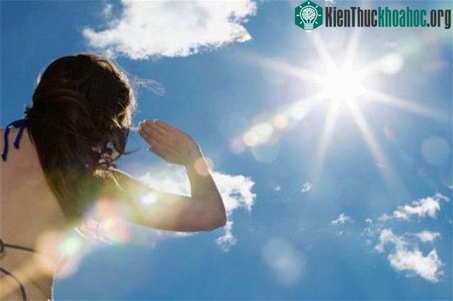 Nhìn vào mặt trời lâu, mắt sẽ bị tổn thương và có thời gian phục hồi khác nhau.