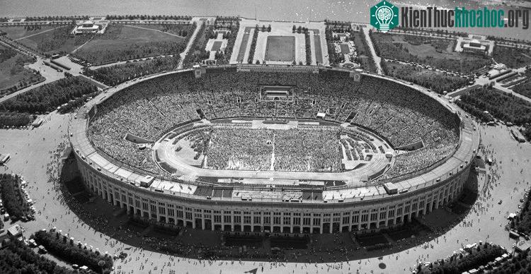 Sân được xây dựng từ năm 1955 đến năm 1956.