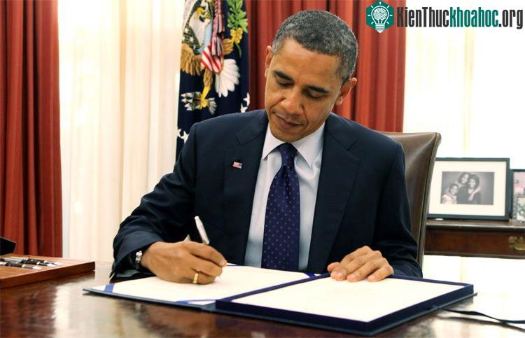 Cựu tổng thống Mỹ Barack Obama sử dụng tay trái để ký.