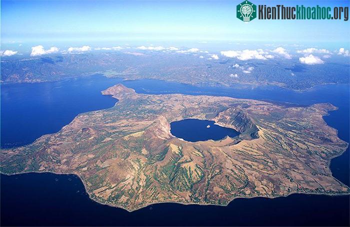 Núi lửa Taal ở Philippines - (Ảnh: Getty Images).