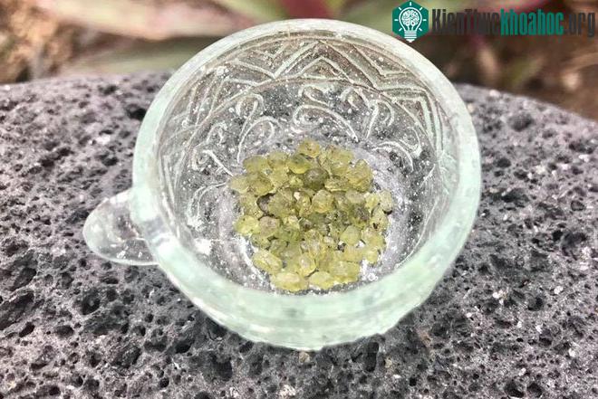 Chúng bắn ra từ vụ phun trào núi Kilauea, mưa xuống dưới dạng những hạt peridot nhỏ như hạt cát.