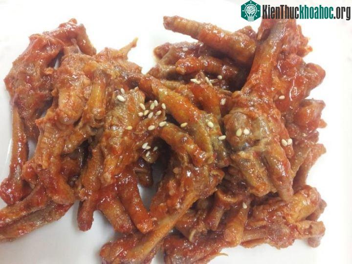 Chân gà là một món ăn được rất nhiều người yêu thích.