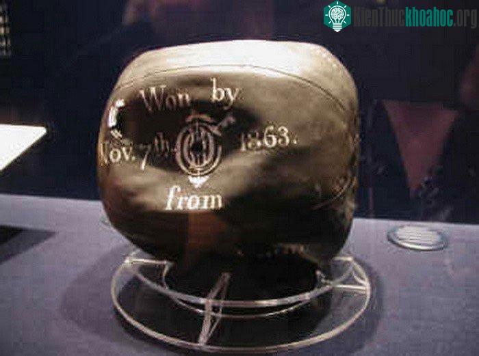 Quả bóng bằng cao su lưu hóa đầu tiên do Charles Goodyear chế tạo năm 1855