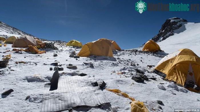 Lều bị người leo núi bỏ lại trên Everest