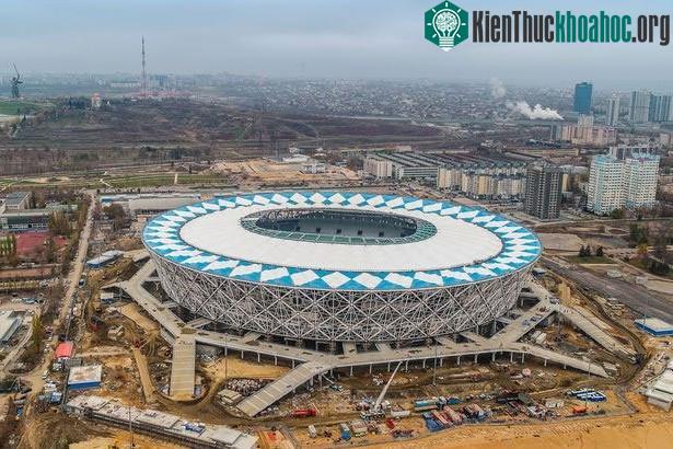 Giới chức Nga đã cho phun thuốc diệt côn trùng xung quanh sân vận động.